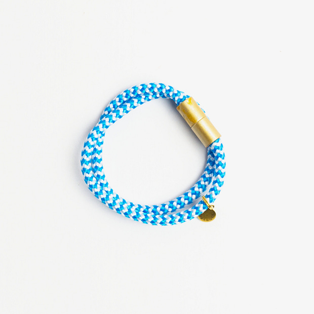 Armband doppelt Blau Weiß gestreift Messing, Armband aus Tau, Hundezubehör individuell nach Maß handgemacht in Österreich