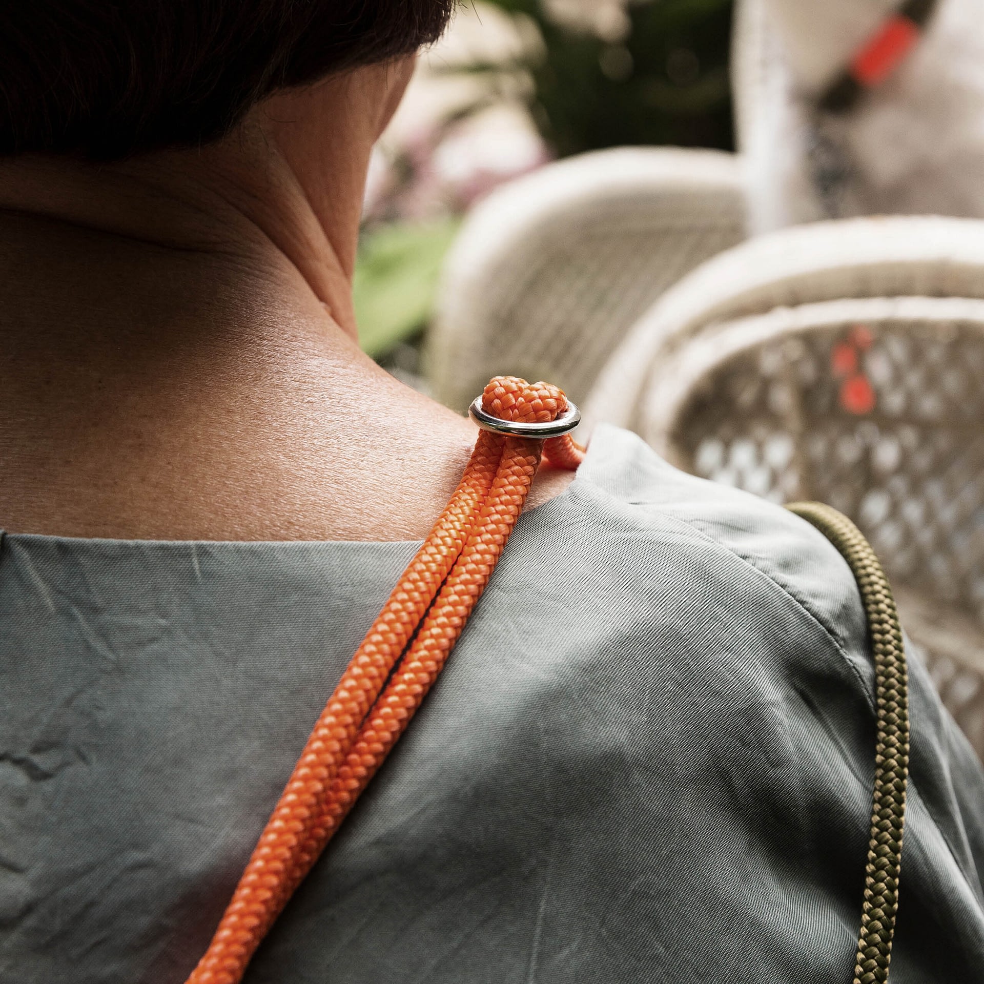 H-OAL-HK-OLI-PAP-SIL-buddyrope-onceuponalein-handykette-olive-neonorange-silber-handgemachte-accessoires-aus-tau-oesterreich-detail3